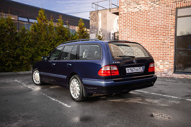 20 лет этот Mercedes-Benz E430 Touring 4Matic служил в президентской резиденции на Валдае, а сейчас его продают